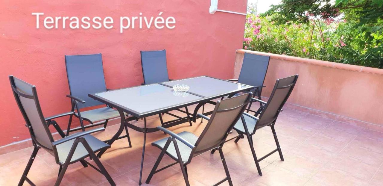 Climatise Pour 6 Personnes, Draps Et Serviettes Non Fournis Air-conditioned For 6 People, Sheets And Towels Not Provided Con Aire Acondicionado 6 Personas, Sabanas Y Toallas No Incluidas Apartment