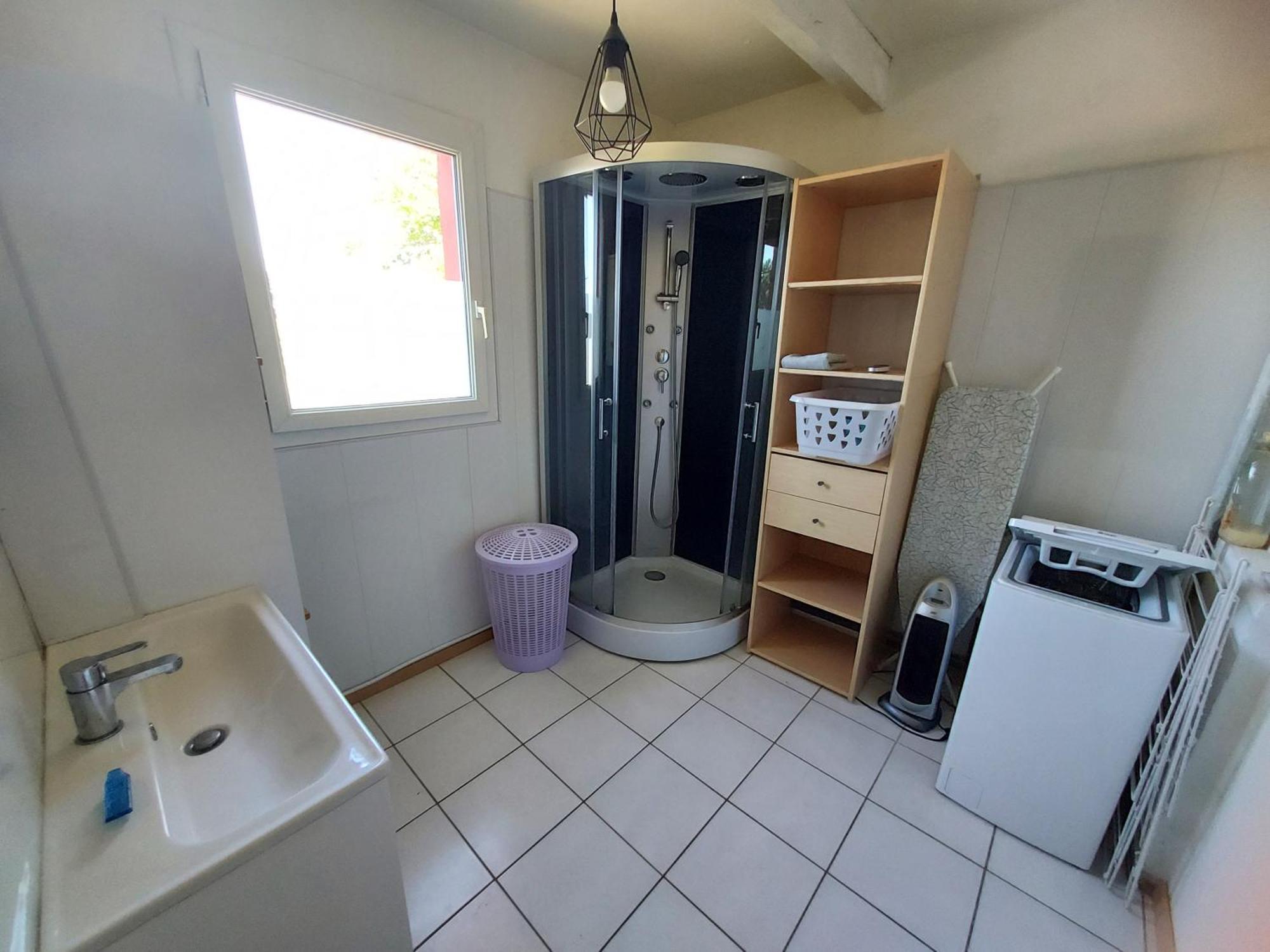 Climatise Pour 6 Personnes, Draps Et Serviettes Non Fournis Air-conditioned For 6 People, Sheets And Towels Not Provided Con Aire Acondicionado 6 Personas, Sabanas Y Toallas No Incluidas
